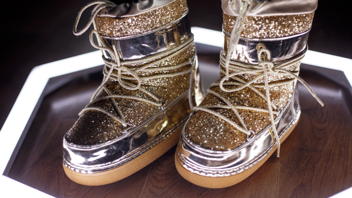 Fashion moon boots. Trendy shoes.