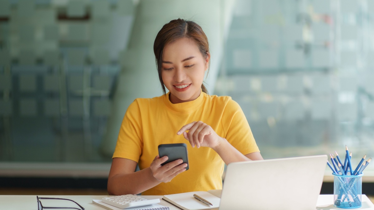 A businesswoman completes KYC using an online banking program in order to open a digital savings account.