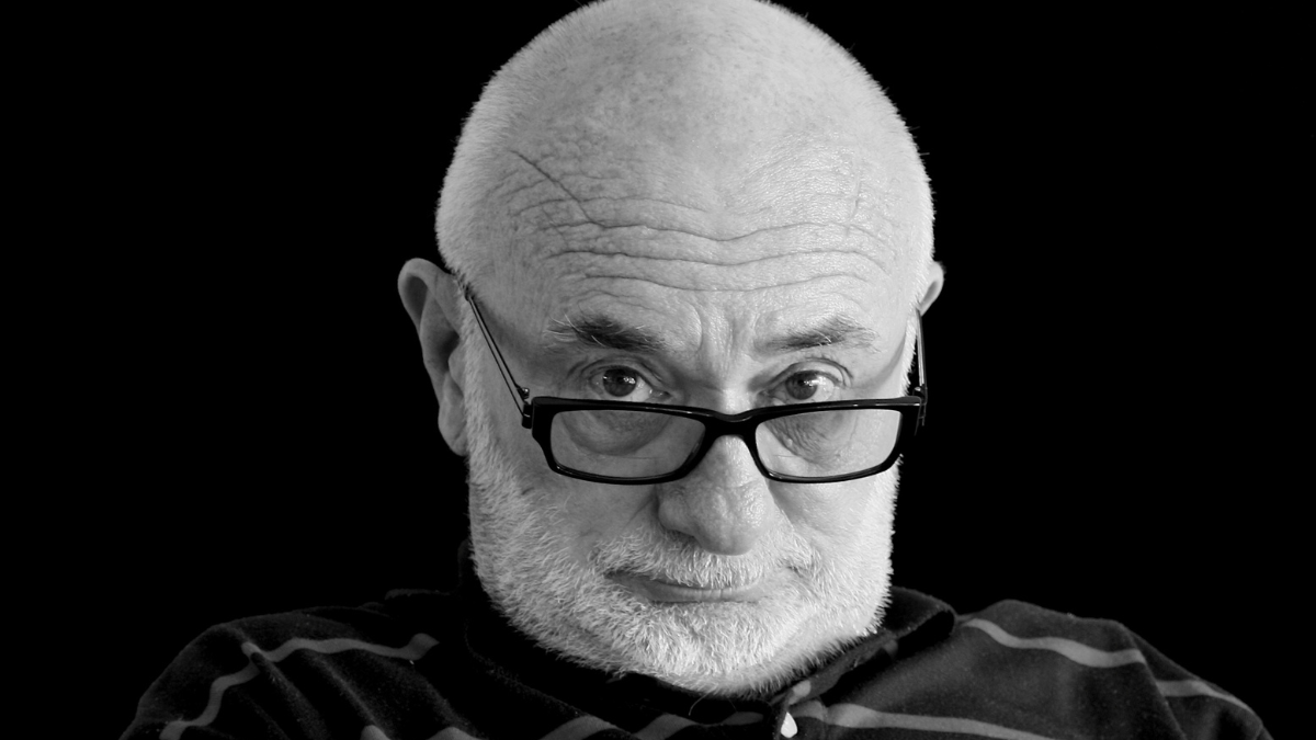 Portrait of an old man with a beard in black and white.